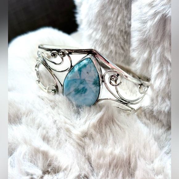925 Sterling Silver with a Genuine Larimar Stone - Picture 2 of 3